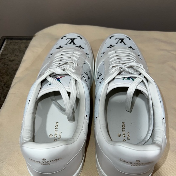 Authentic Louis Vuitton sneakers - Picture 5 of 11